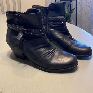 Yuu Black Heeled Ankle Booties Size 9